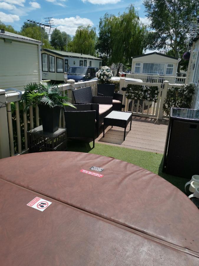 3 Bedroom Caravan With Hot Tub Tattershall Lakes Екстериор снимка
