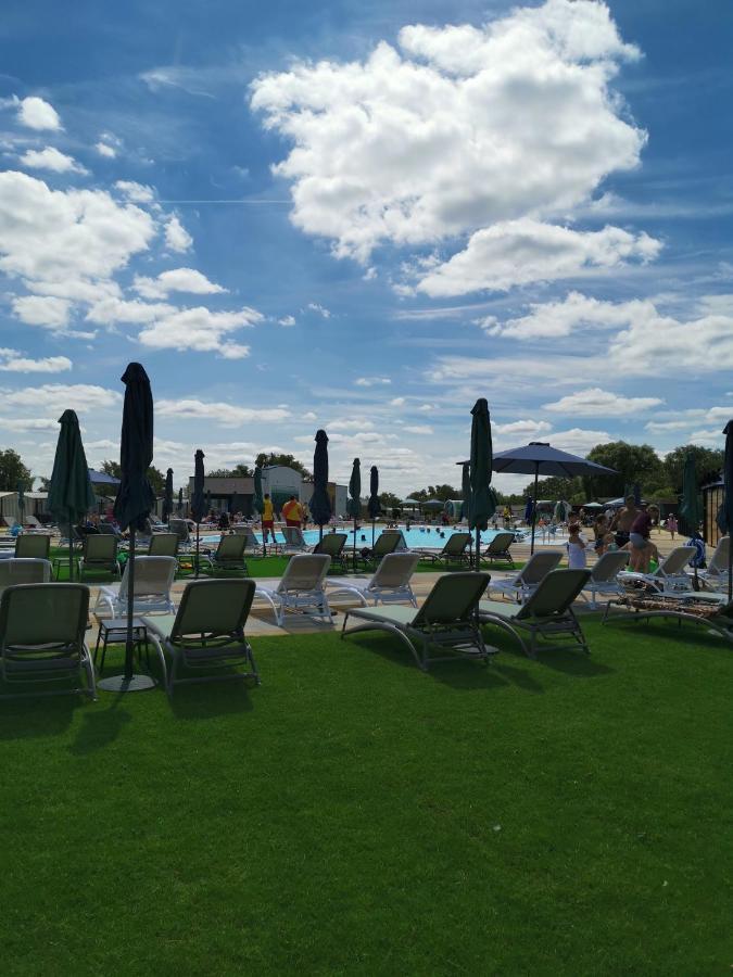 3 Bedroom Caravan With Hot Tub Tattershall Lakes Екстериор снимка