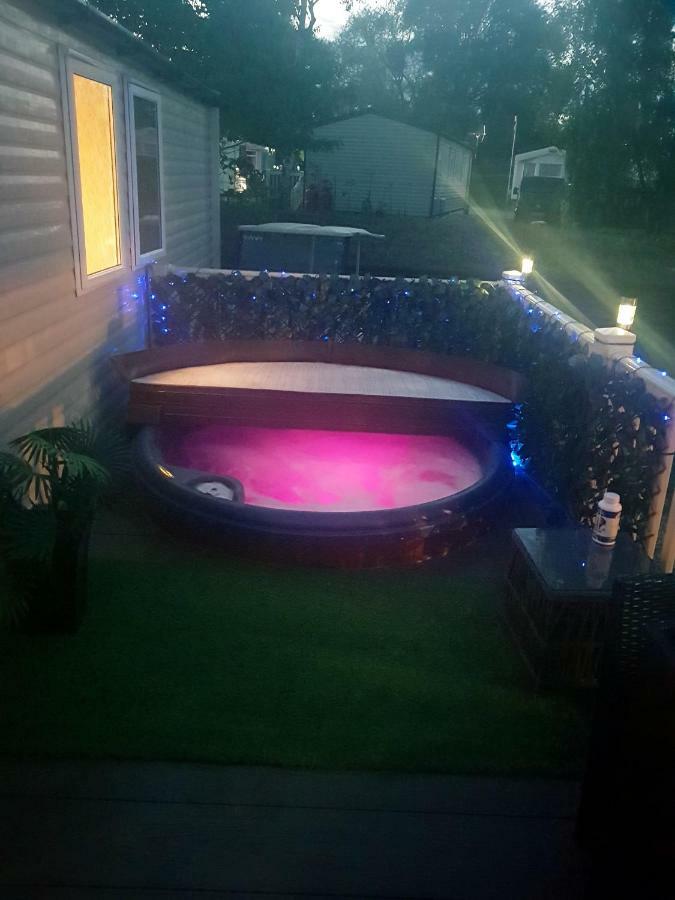 3 Bedroom Caravan With Hot Tub Tattershall Lakes Екстериор снимка