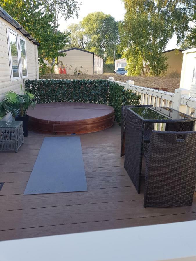 3 Bedroom Caravan With Hot Tub Tattershall Lakes Екстериор снимка